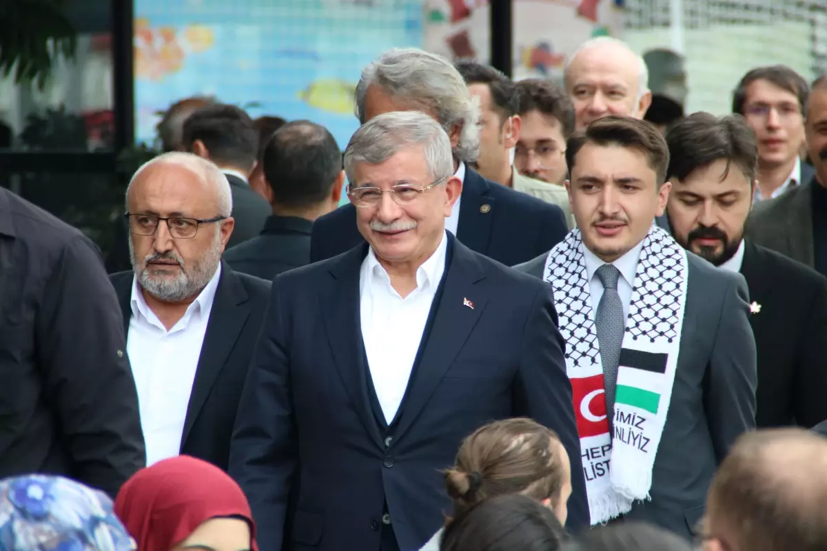 Ahmet Davutoğlu: “Devlet darda, millet sıkıntıda yardım için elimden geleni yaparım”