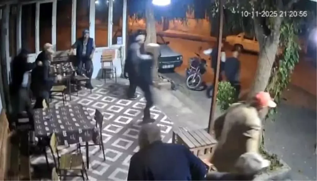 Sındırgı’da 4.9 Büyüklüğünde Deprem Kahvehanede Kameraya Yansıdı