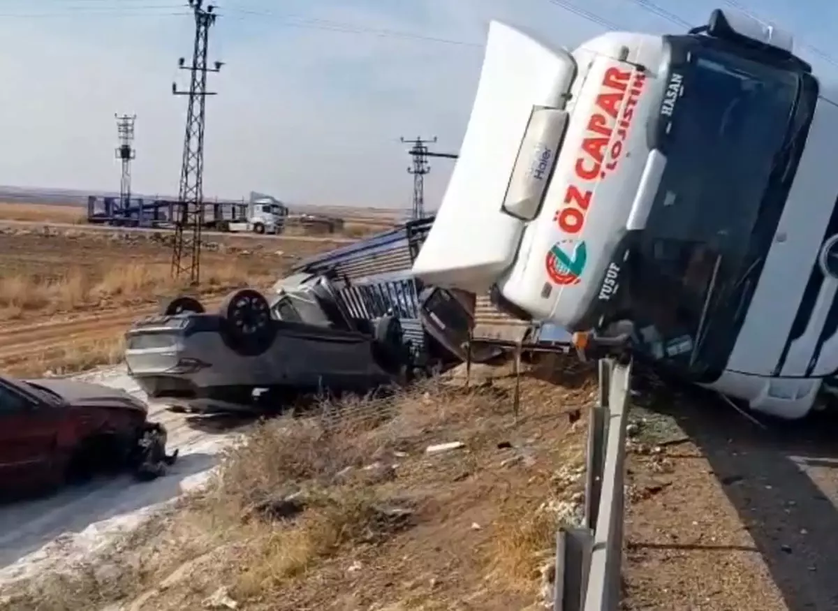 Viranşehir’de Tır Devrildi, Milyonluk Araçlar Hasar Gördü