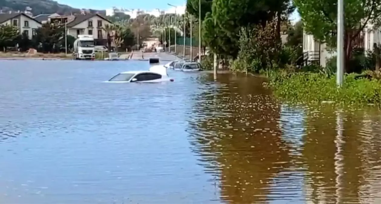 İzmir’de Sağanak Yağış Hayatı Olumsuz Etkiledi