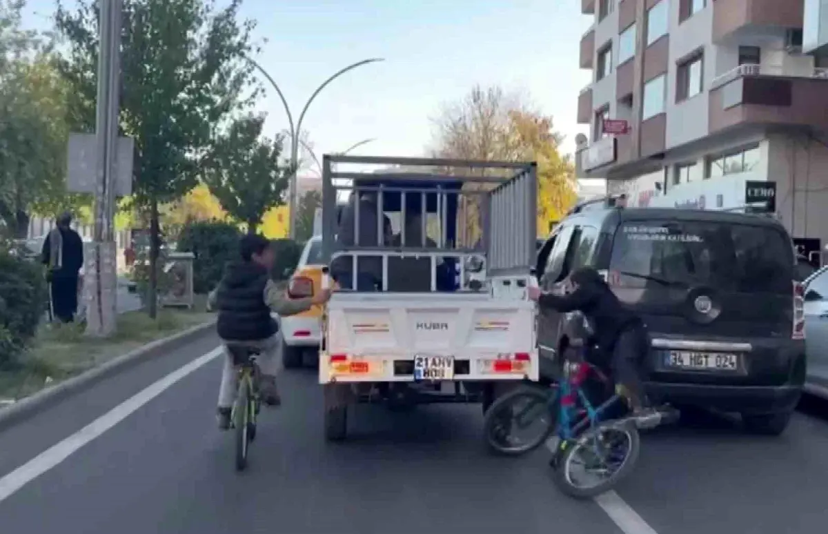 Diyarbakır’da Tehlikeli Oyun: Motosiklete Tutunan Çocuklar