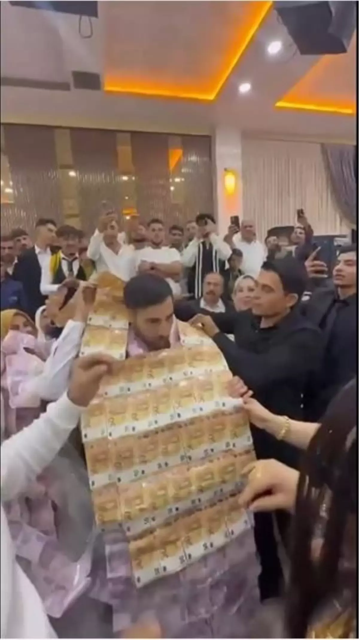 Aşiret Düğününde Banknotlu Gelenek