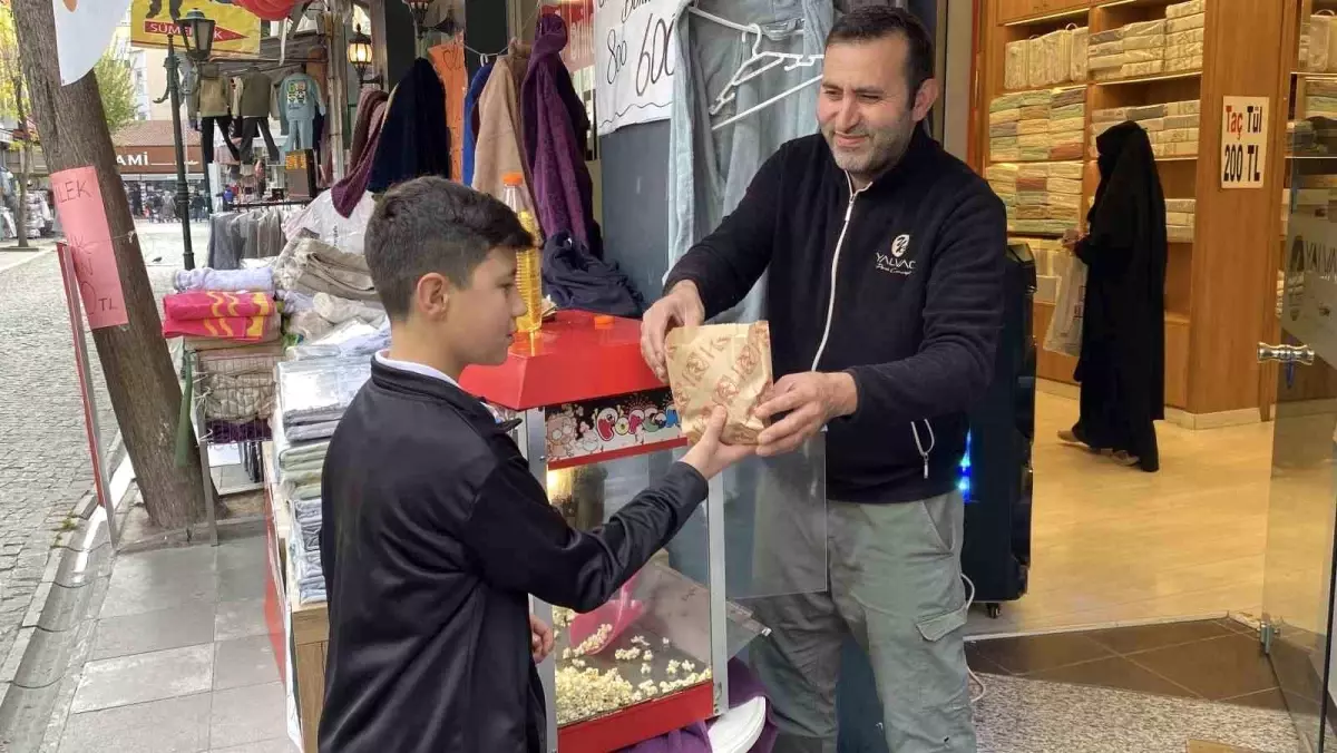 Eskişehir’de Müşteri Çekmek İçin Mısır İkramı