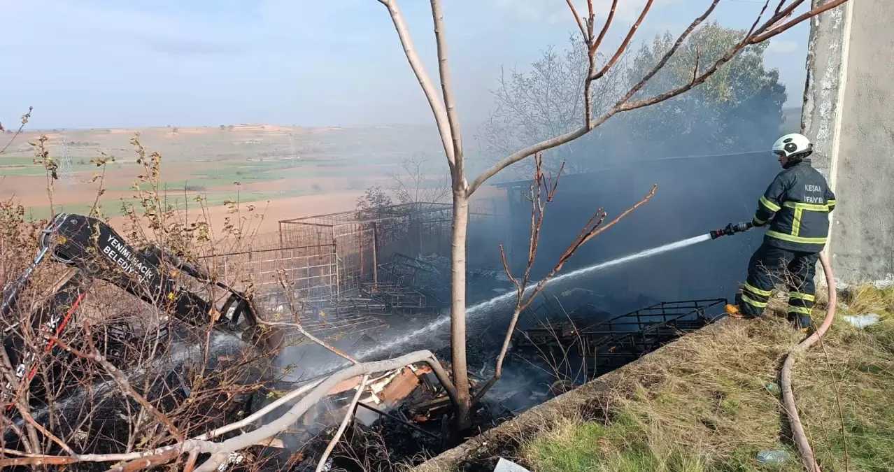 Keşan’da Mobilya Mağazasında Depo Yangını Büyük Çıkınca İtfaiye Hızlı Müdahale Etti