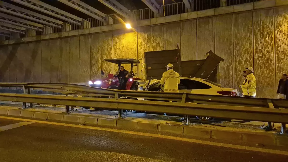 Aydın’da Traktörle Otomobil Çarpıştı: Sürücü Hastaneye Kaldırıldı