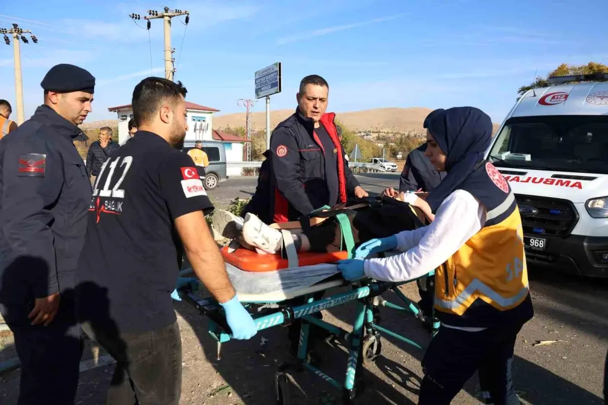 Elazığ’da Kaza: 6 Yaralı – Direksiyon Hakimiyeti Kaybeden Araç Aydınlatma Direği ve Ağaçlara Çarptı