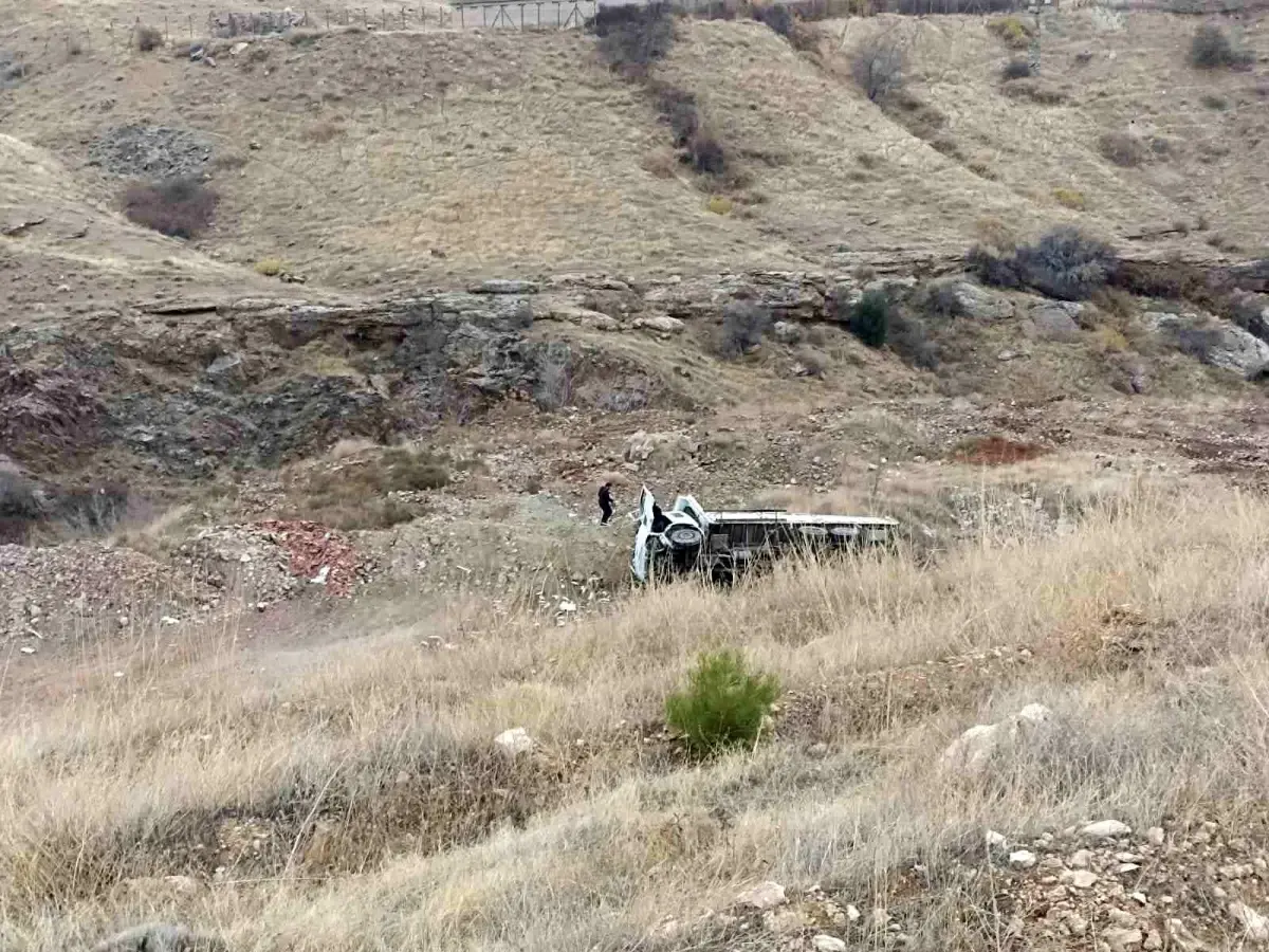 Elazığ’da Kamyon Şarampole Devrildi
