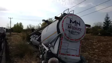 Elazığ’da Tır Elektrik Direğine Çarptı: 1 Yaralı