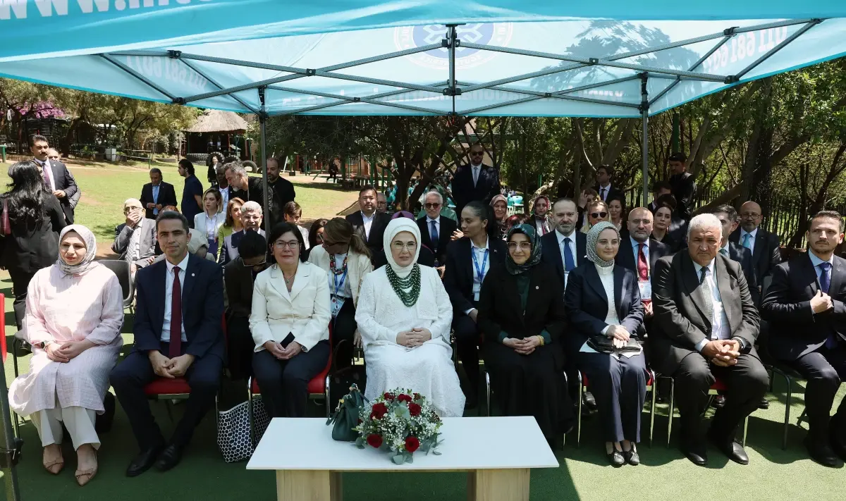 Emine Erdoğan, Güney Afrika’da Uluslararası Maarif Okulu’nu ziyaret etti