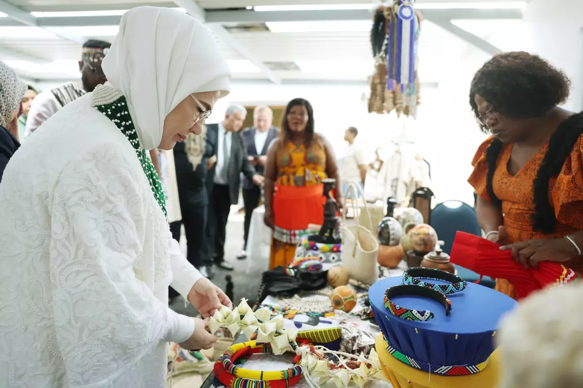 Emine Erdoğan, Güney Afrika’da Yunus Emre Enstitüsü’nü Ziyaret Etti