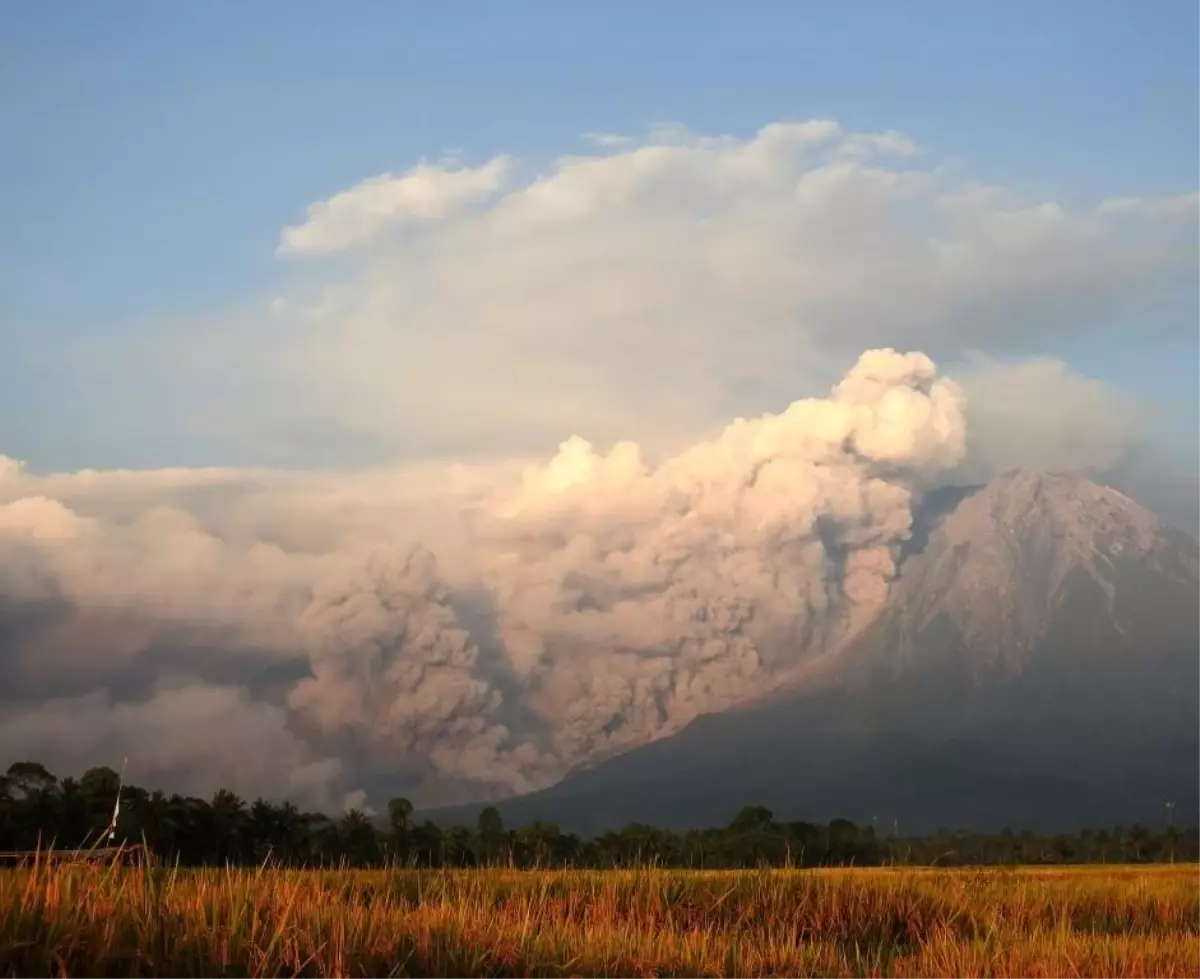 Semeru Yanardağı Patladı: 800 Metre Kül Püskürttü