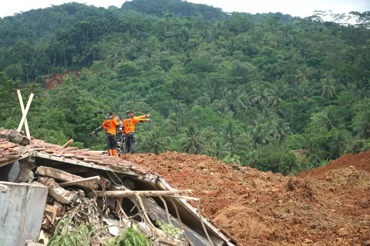 Java Adası’nda Şiddetli Heyelan: 3 Ölü ve 20 Kayıp