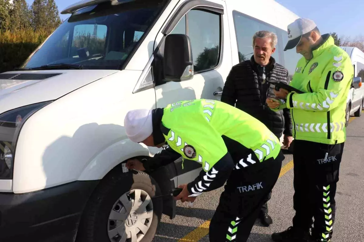 Erzincan’da Kış Lastiği Denetimi: Okul Servislerinde Güvenli Sürüş İçin Sert Kontroller