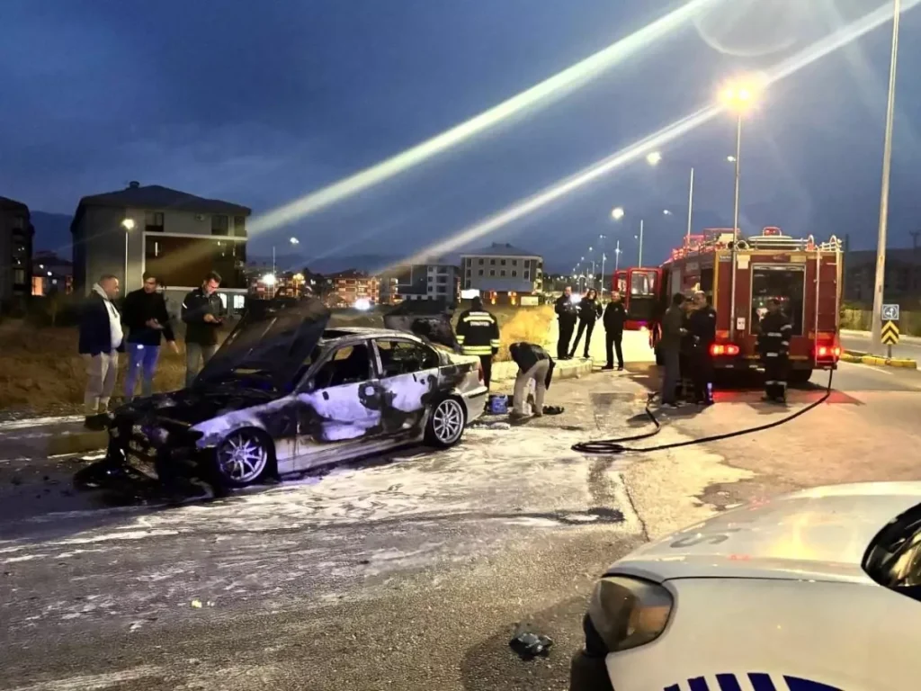 Erzincan’da Seyir Halindeki Otomobil Alev Aldı