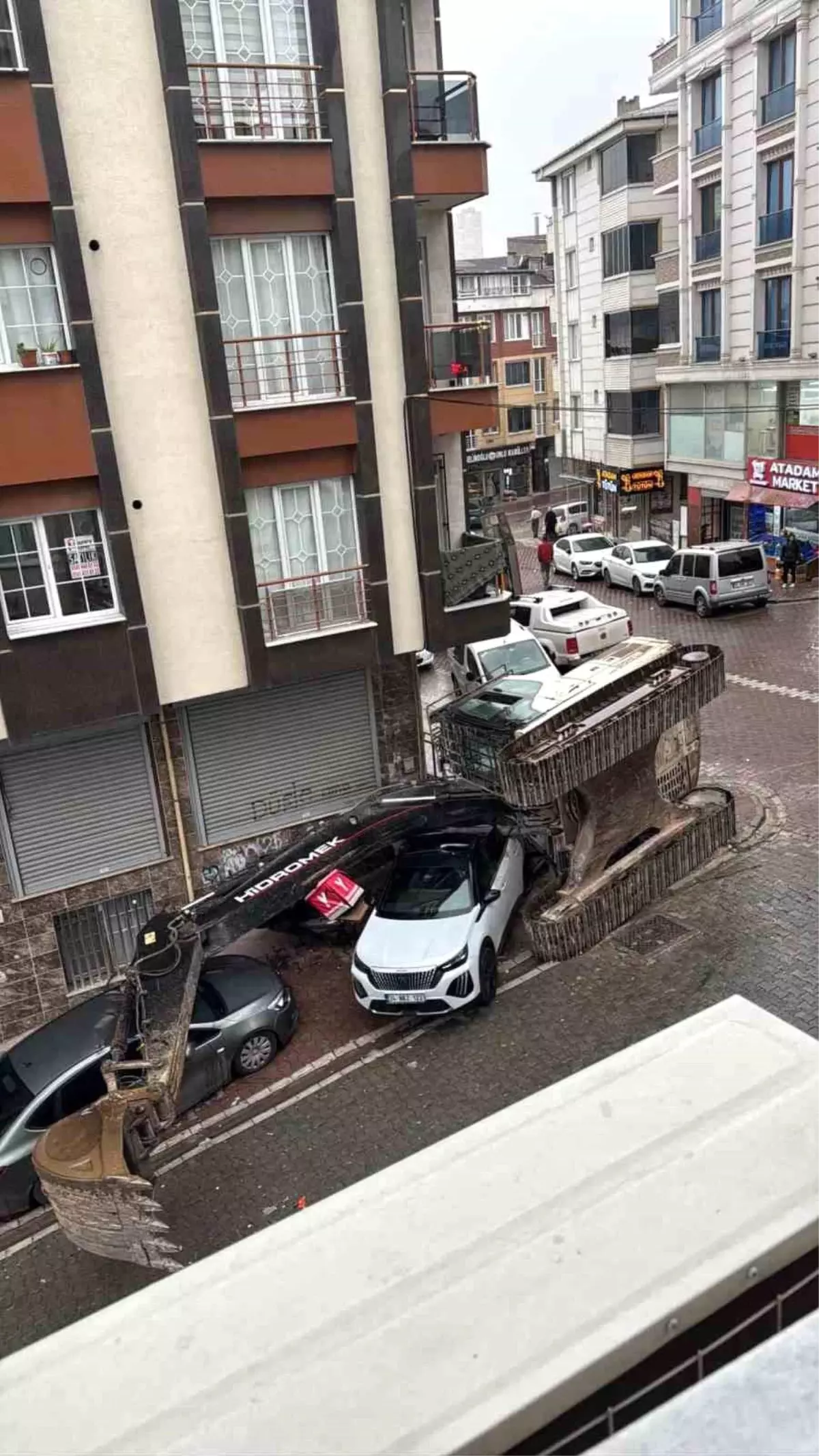 Esenyurt’ta Tır Dorsesindeki İş Makinesi Devrildi: Park Halindeki Araçlar Ağır Hasar Aldı