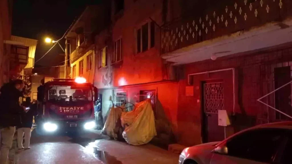 Alkollü Kişi Evini Ateşe Verdi, İtfaiye Ekipleri Hayatını Kurtardı