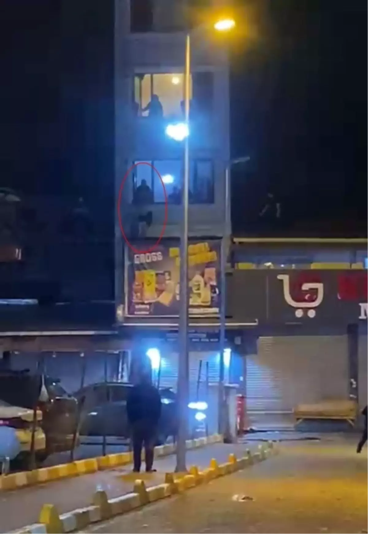 Fatih’te Şok Komşu Kavgası: Pencereden Atılan Adam Çatıda Gezdikçe Bıçaklı Takip Başladı!