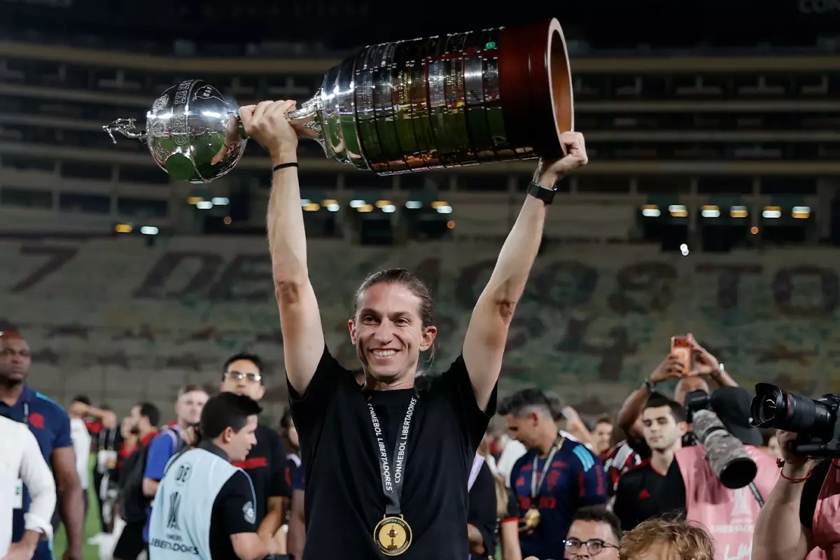Filipe Luis, 1,5 Yılda 5 Kupa: Flamengo’yu Copa Libertadores Şampiyonluğuna Taşıyan Genç Teknik Direktör