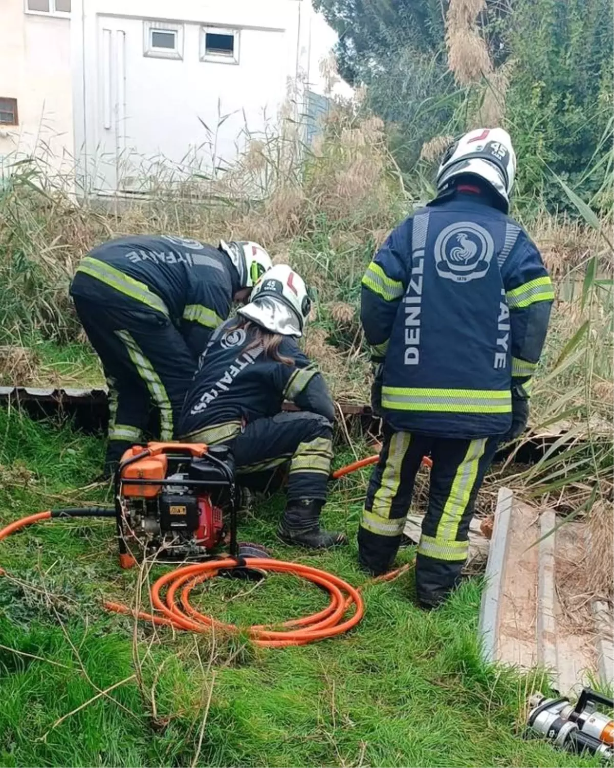 Denizli’de Fosseptik Çukuruna Düşen Köpek Kahraman İtfaiye Ekipleri Tarafından Kurtarıldı