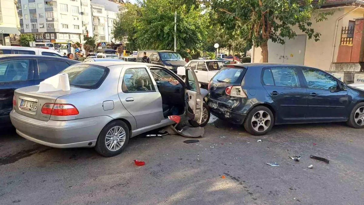 Aydın’da Freni Tutmayan Araç Zincirleme Çarpmaya Yol Açtı, 1 Yaralı