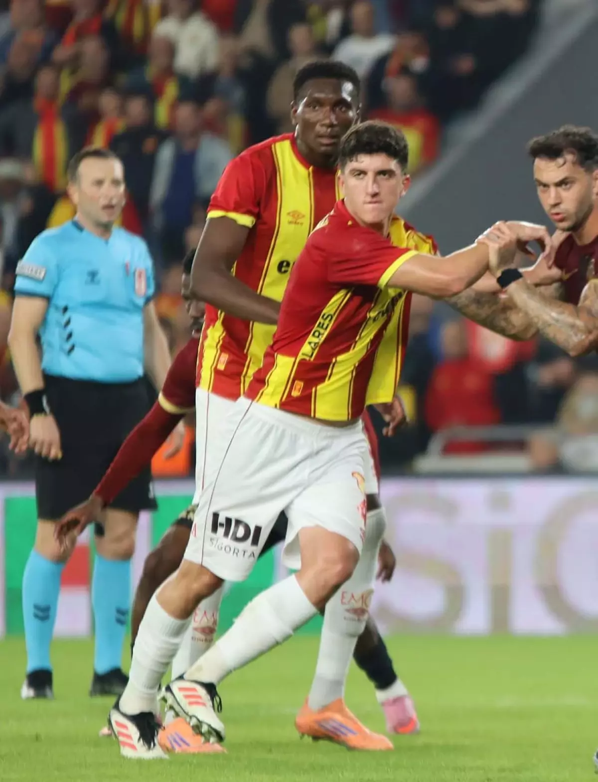 Göztepe’nin Yıldızları: Genç Performanslar Sahada Fırtına Gibi Esiyor