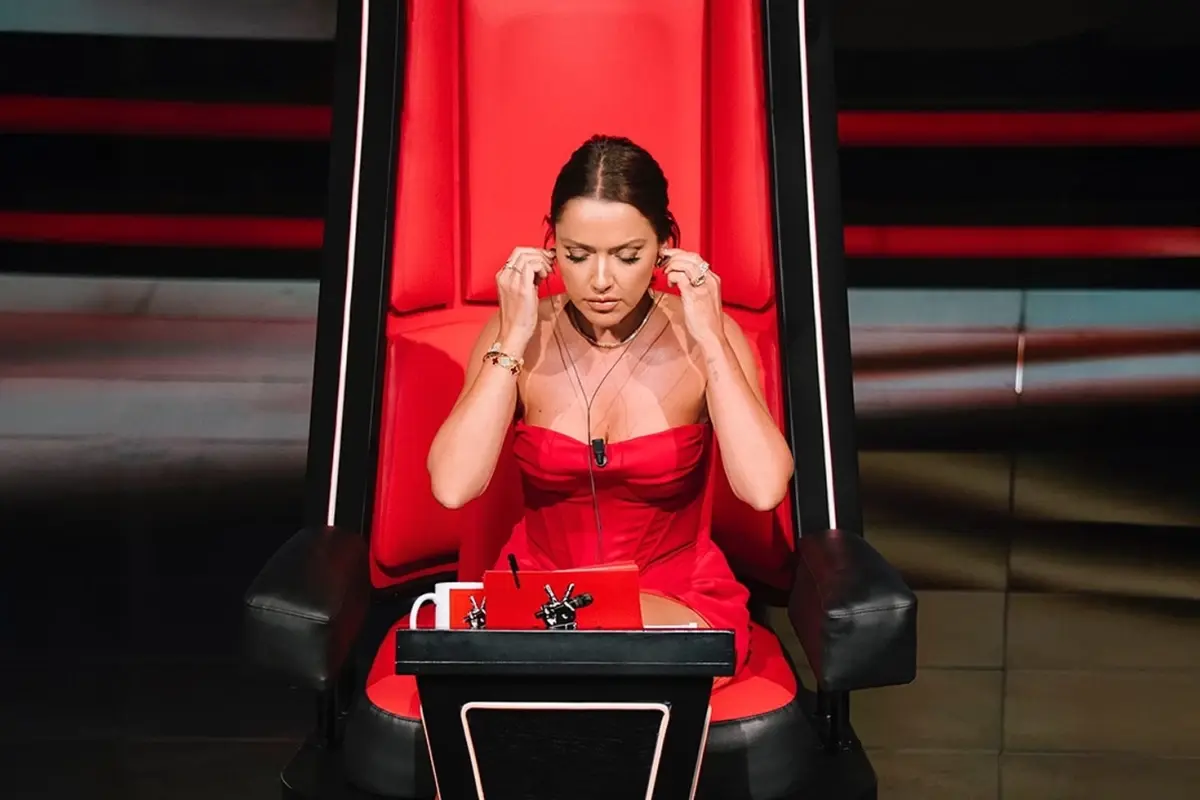 Hadise’den Dergi Kapağında Cesur ve Şık Tarz