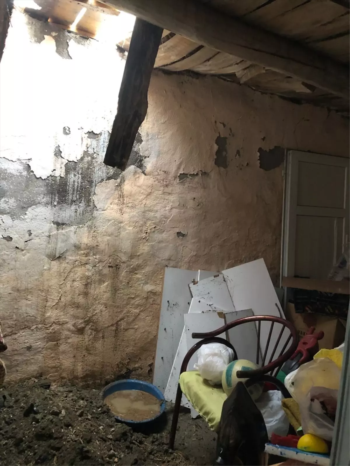 Hakkari’de Tek Katlı Ev Mutfak Bölümü Çöktü, Aile Yardım Bekliyor