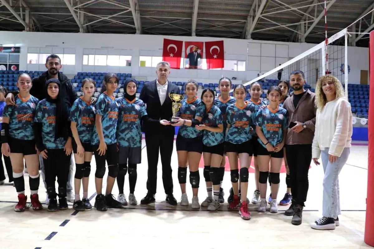 Hakkari’de Voleybol Finali Coşkuyla Gerçekleşti