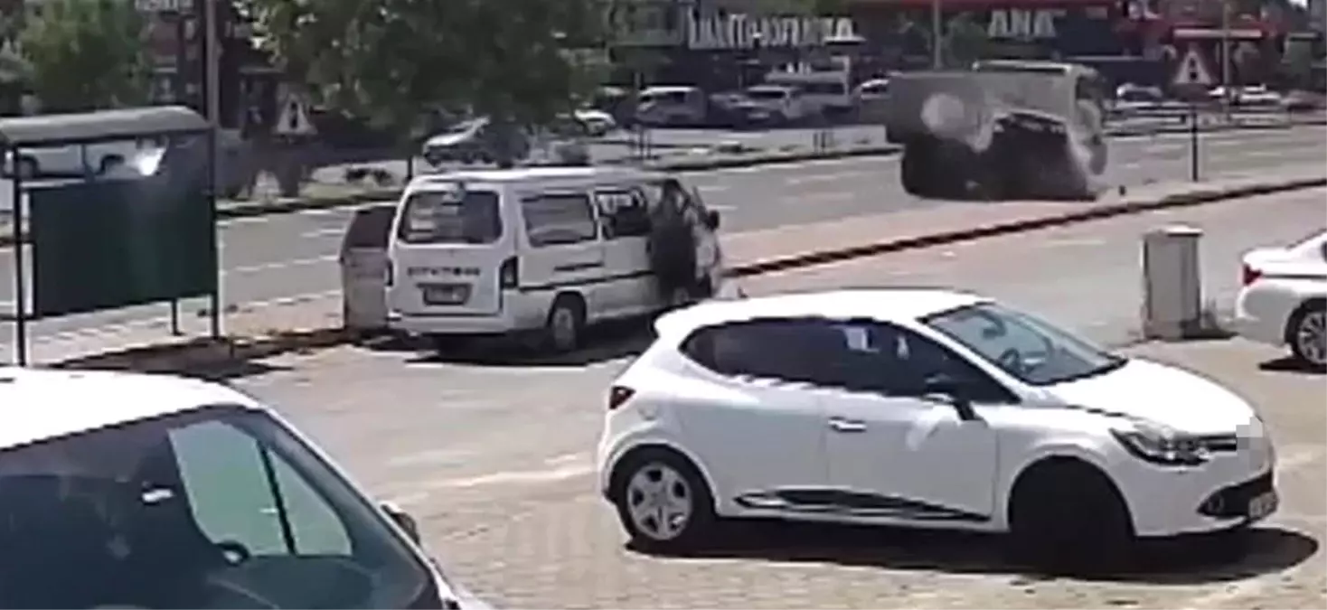 Kayseri’de Trafik Kazaları Güvenlik Kamerasında Görüntülendi