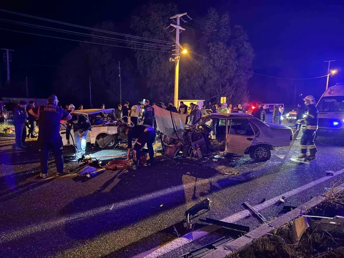 Muğla’da Tofaş Araçların Kafa Kafaya Çarpıştığı Kazada 3 Yaralı