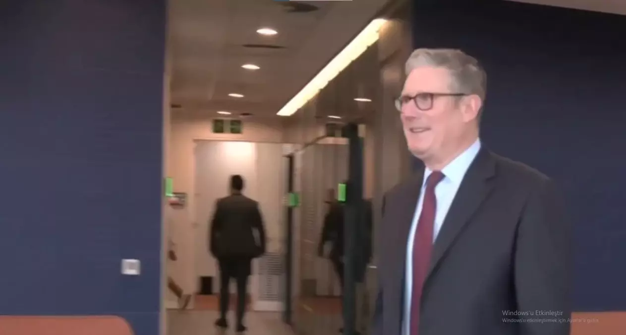 İngiltere Başbakanı Keir Starmer Düşmekten Son Anda Kurtuldu
