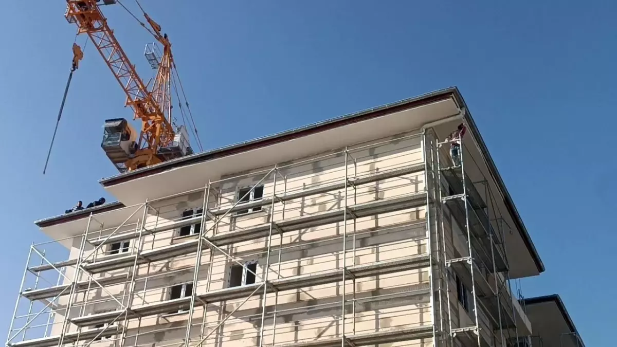 Adıyaman’da İki İşçi Paralarını Alamayanlar İnşaatın Tepe Noktasına Çıkarak İntihar Girişiminde Bulundu