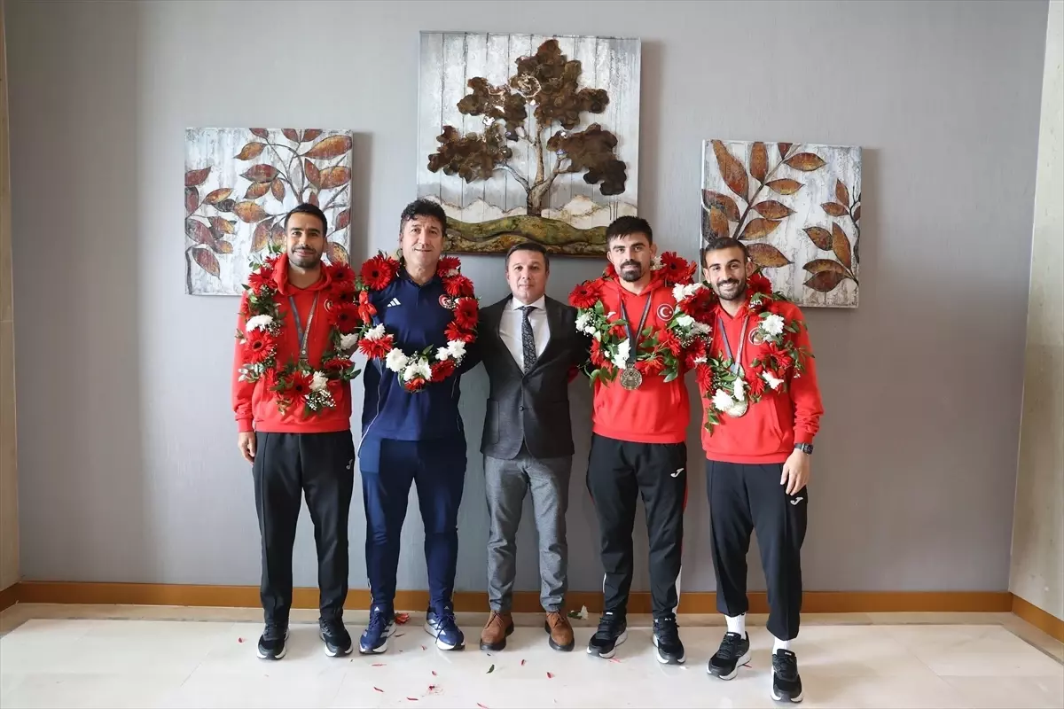 Şampiyon İşitme Engelli Futbolcular Antalya’da Coşkuyla Karşılandı