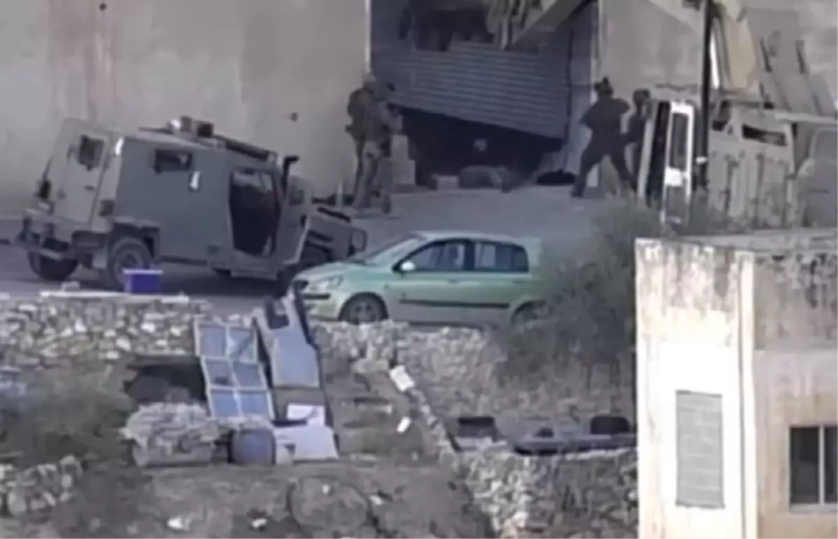 İsrail güçleri, ellerini havaya kaldırarak teslim olan 2 Filistinliye kurşun yağdırdı