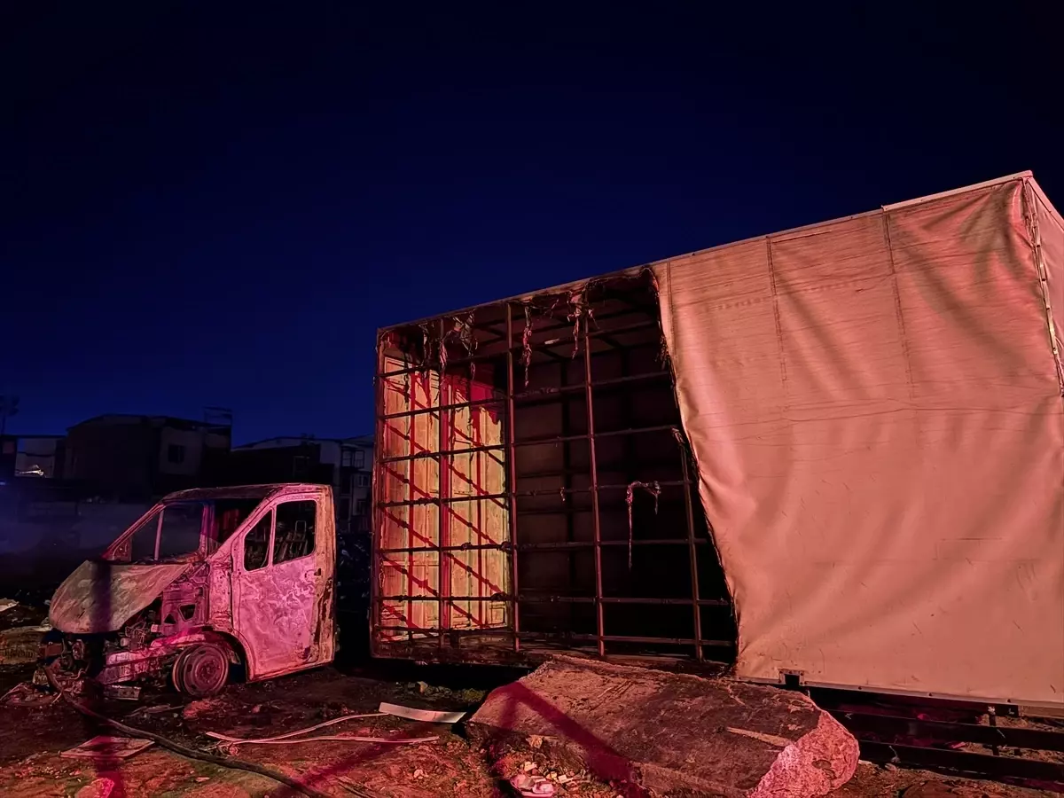 Buca’da Yangın, Kamyonet Yandı