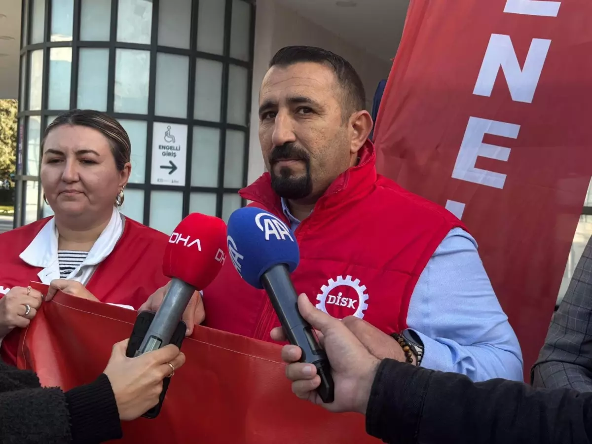 İzmir’de İşçiler Sosyal Hakları İçin Oturma Eylemine Devam Ediyor