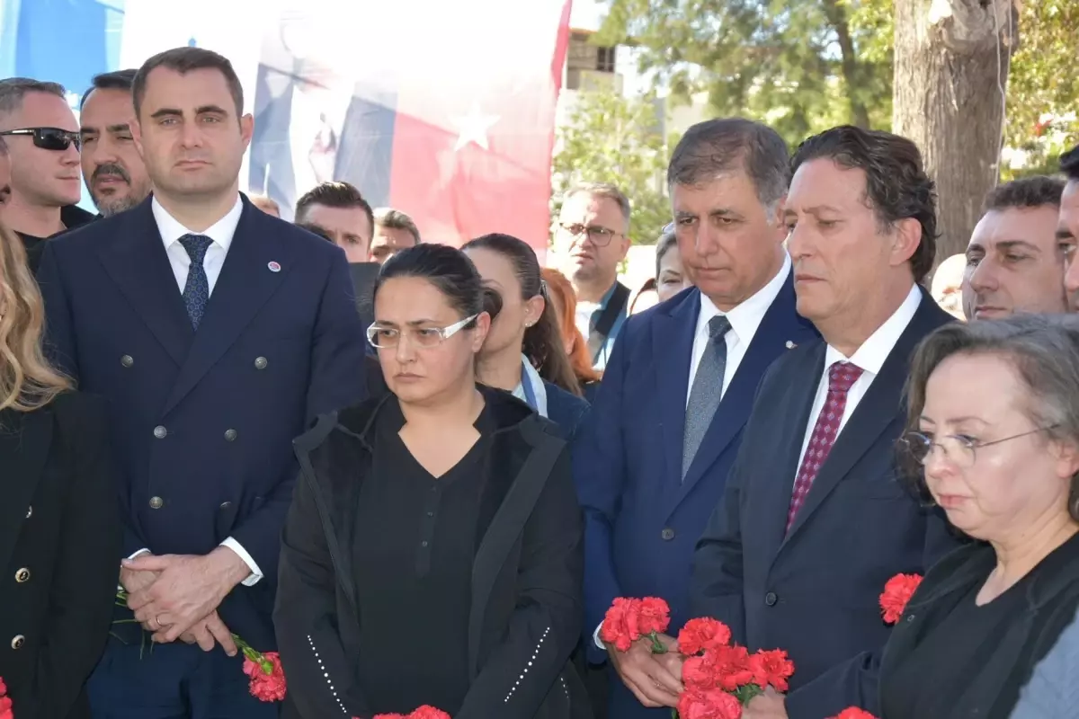 İzmir’de Deprem Şehitleri Anıldı