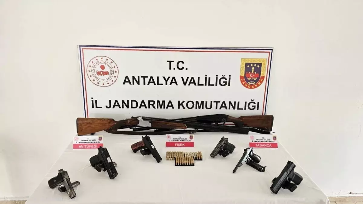 Antalya’da Silah Kaçakçılığı Operasyonu: 8 Şüpheli Yakalandı, 6 Tabanca ve 2 Av Tüfeği Ele Geçirildi