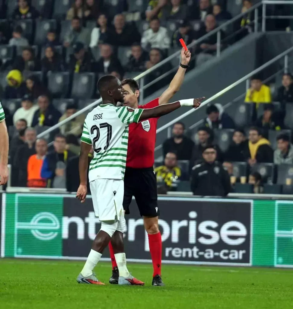 Duran Kırmızı Kart Gördü