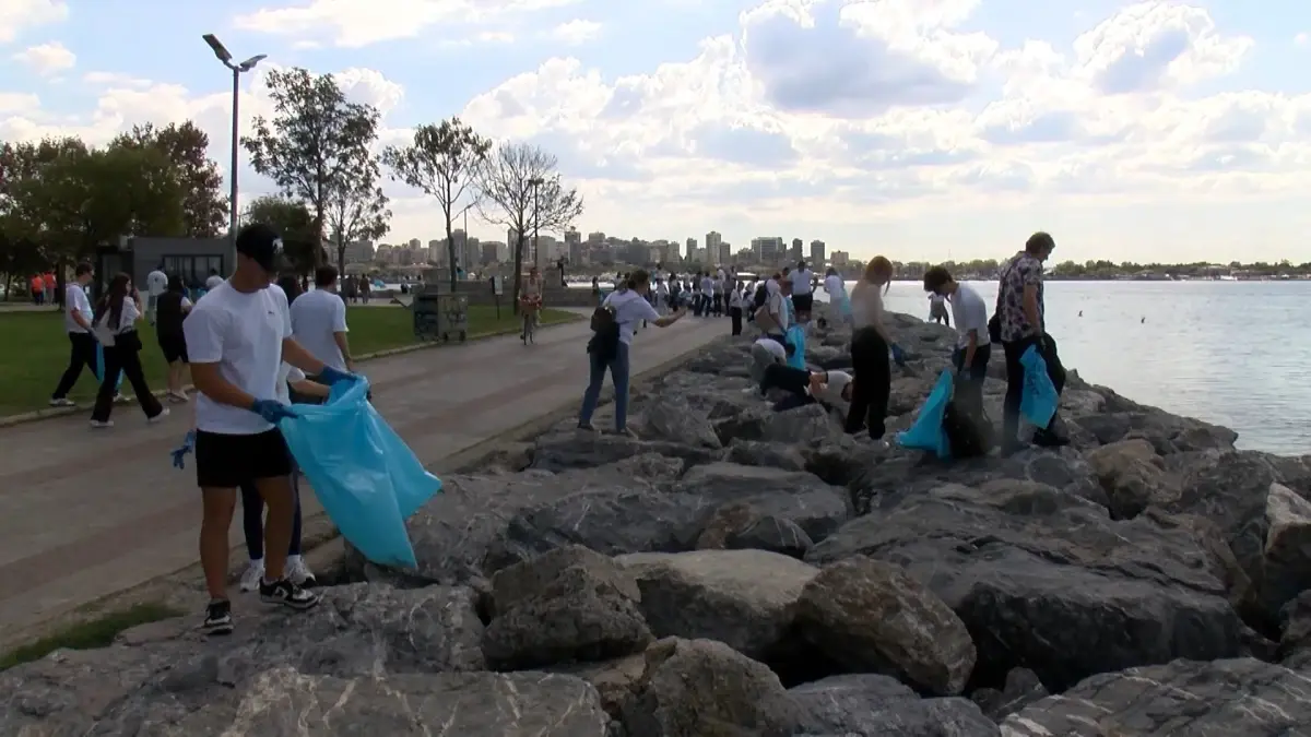 Moda Sahili’nde 400 Gönüllü ile 330 Kg Atık Toplandı: TURMEPA’dan Büyük Kıyı Temizliği