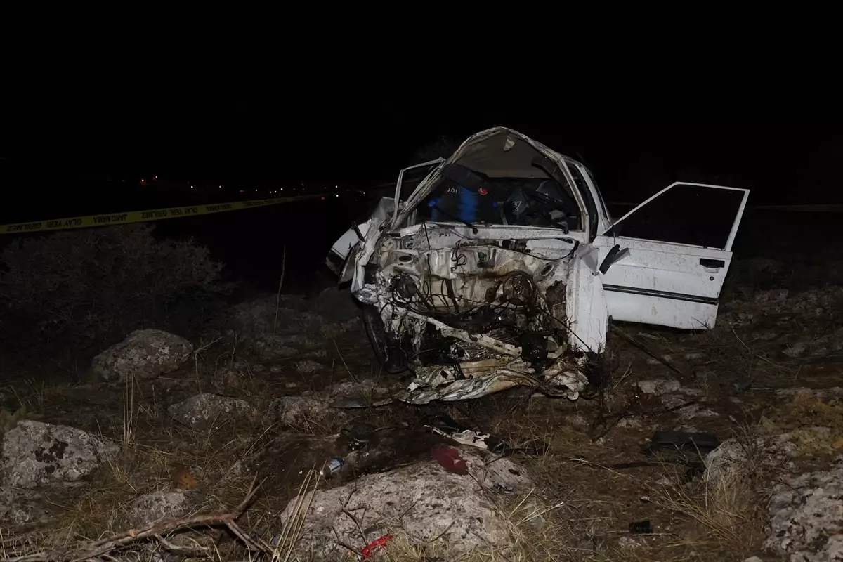 Kahramanmaraş’ta Şarampole Devrilen Otomobilin Sürücüsü ve Hamile Eşi Hayatını Yitirdi