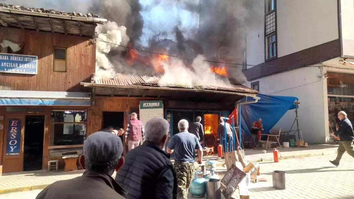Çaykara’da Kalaycı Dükkanında Çıkan Yangın Mahalle Halkının Mücadelesiyle Söndürüldü