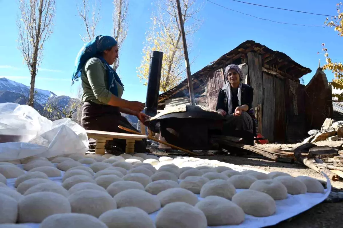 Şırnak’ta Kadınlar İmece Usulüyle Kışa Hazırlanıyor: Güneşli Günlerde 200 Ekmek Pişiriyor