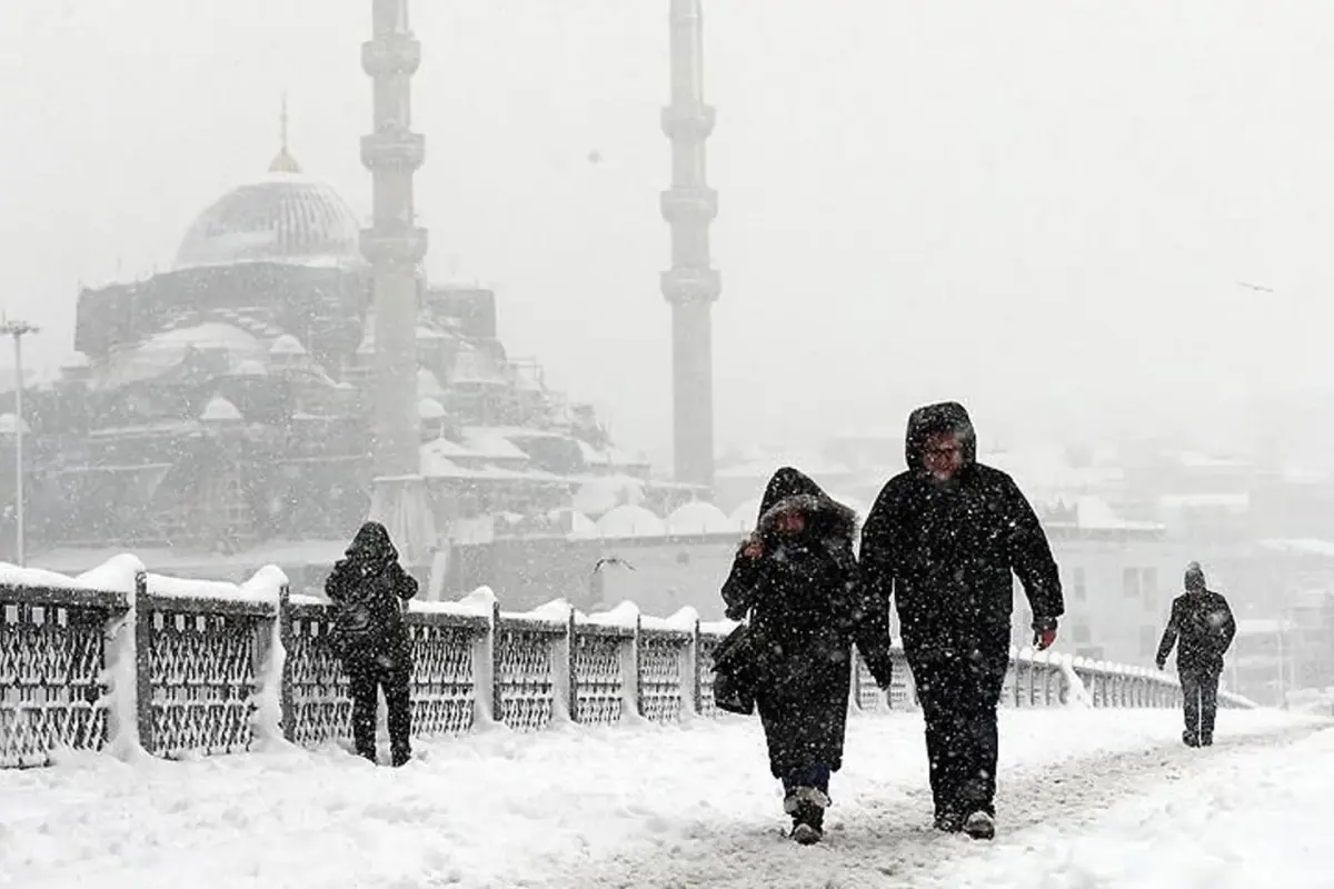 Kara kış İstanbul’a geliyor! Tarih verildi, lapa lapa kar yapacak