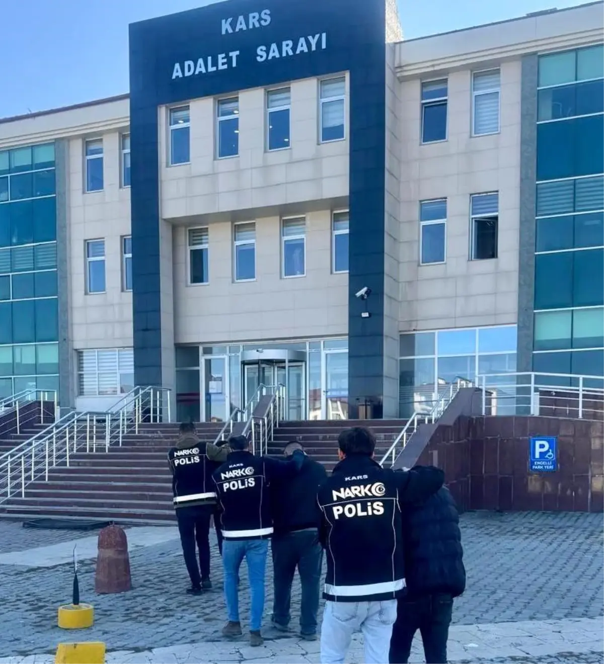 Kars’ta Uyuşturucu Operasyonu: 2 Tutuklama ve 43 Gram Metamfetamin Ele Geçirildi