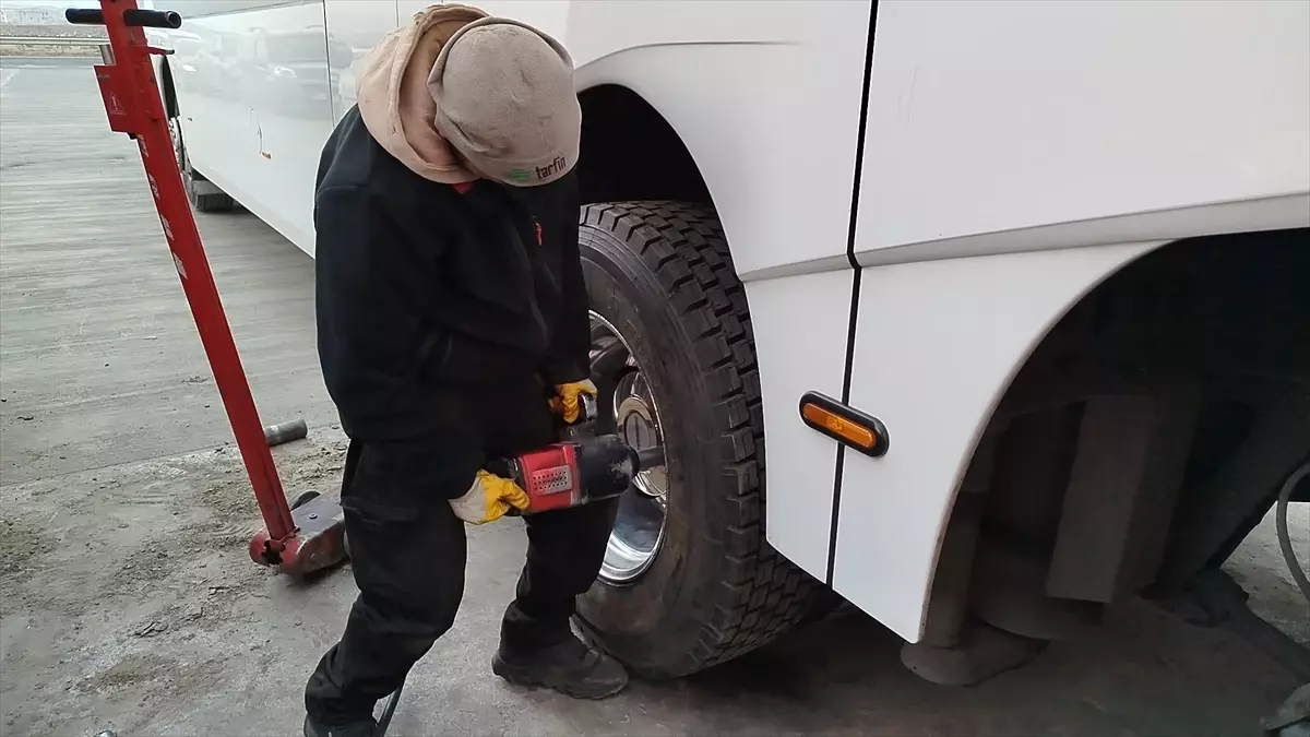 Kars’ta Erken Başlayan Zorunlu Kış Lastiği Uygulaması Yoğunluk Yaratıyor