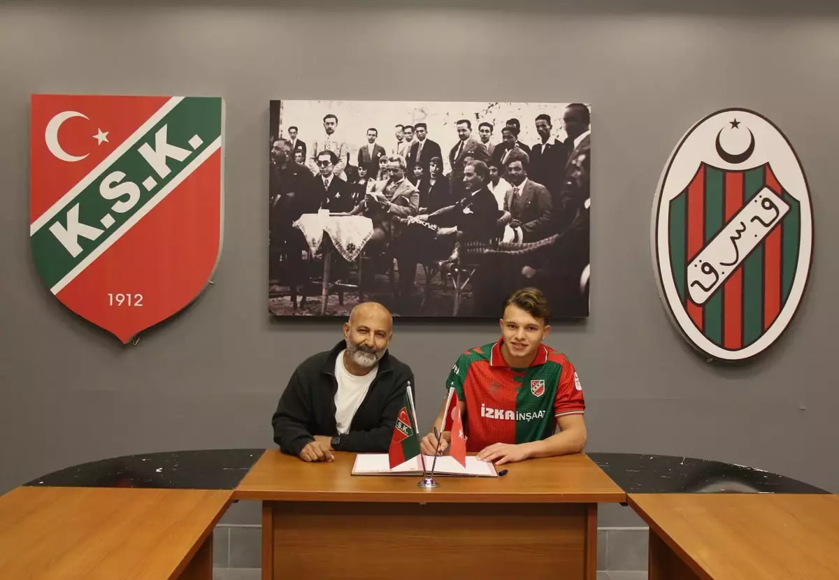 Karşıyaka’da Genç Kaleci Sadri Ege Dipci Profesyonel Sözleşme İmzaladı