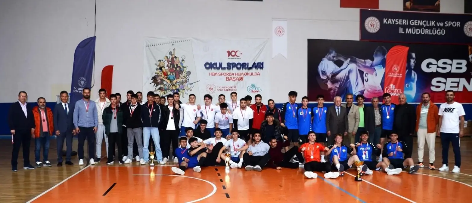 Kayseri Liseli Gençler Hentbol İlBirinciliği Coşkusuyla Sonlandı