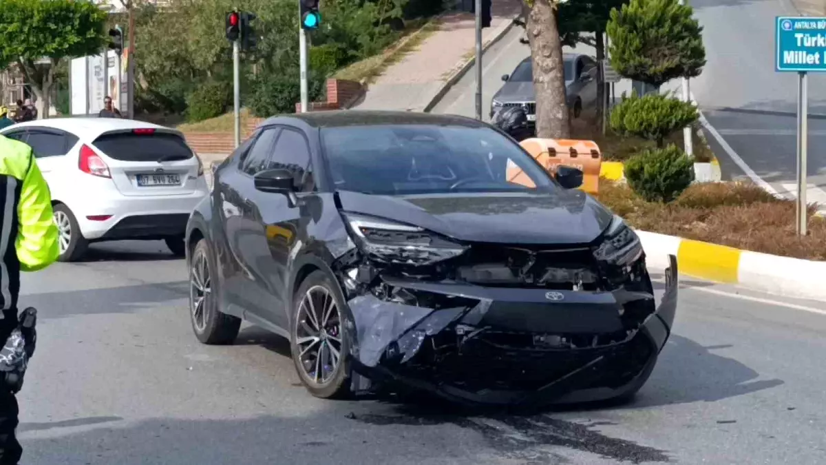 Manavgat’ta Kırmızı Işık İhlali Kazası: 1 Yaralı Tedaviyi Reddetti