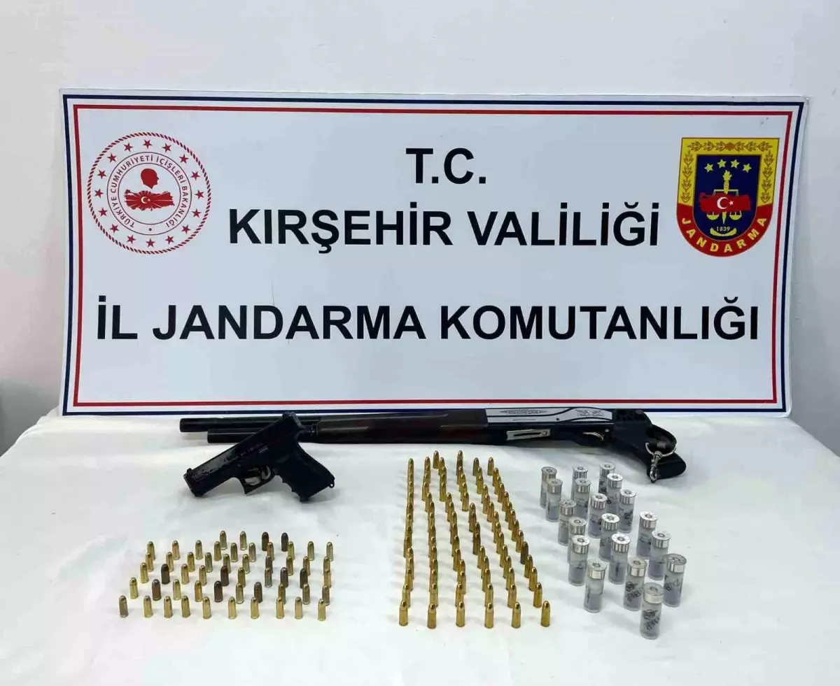 Kırşehir’de Ruhsatsız Silah Operasyonu: Jandarma 3 Şüpheliyi Yakalar, Çok Sayıda Kaçak Silah Ele Geçirir